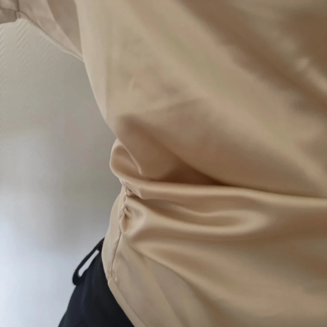 Champagnefärgad omlottopp i satin - 2