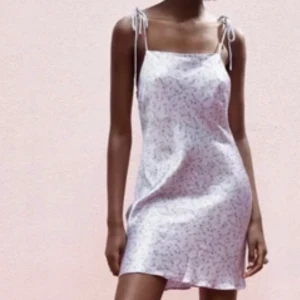 Lila satinklänning från Zara - Säljer en sååå söt lila klänning från Zara i satin! Den är bara använd ett fåtal gånger och går inte att köpa längre🩷 