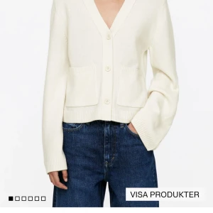 Vit kofta med knappar och fickor - Säljer en stilren vit kofta med v-ringning, knappt använd 