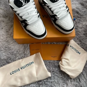 Sneakers i svart och vitt - Riktigt fint skor helt ny oanvänd 