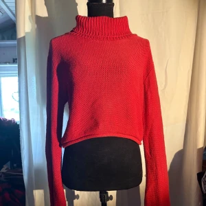 Röd croppad tröja - En tröja min syrra inte längre ville ha så jag tog den. Men sitter inte riktigt som jag vill så lika bra att sälja till någon annan. Väldigt skönt material och ser knappt använd ut 