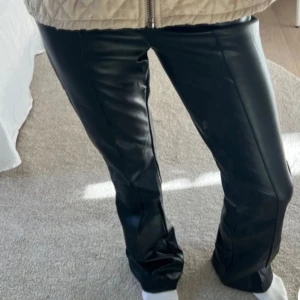Skinnbyxor💞 - Säljer dessa skinnbyxor som är från Only, men köpta på Plick. Säljer då dem inte passade mig💞 Midjemåttet är cirka 30 cm rakt över, och innerbenslängden är 78cm