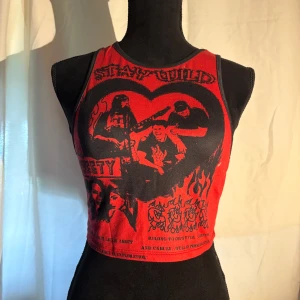 Röd croppad linnetopp med tryck - Väll använd croppat linne köpt från shein. Väldigt skön och snygg