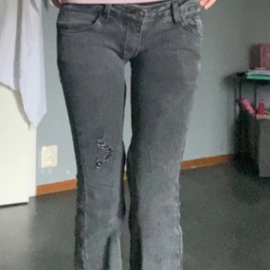 Grå lågmidjade jeans - Säljer ett par grå jeans som är extremt lågmidjade. Jag har sytt ner de själv men  det syns knappt. Sitter ganska tight vid midjan. Den är lite sönder där nere som jag visar på sista bilden💕pris kan diskuteras