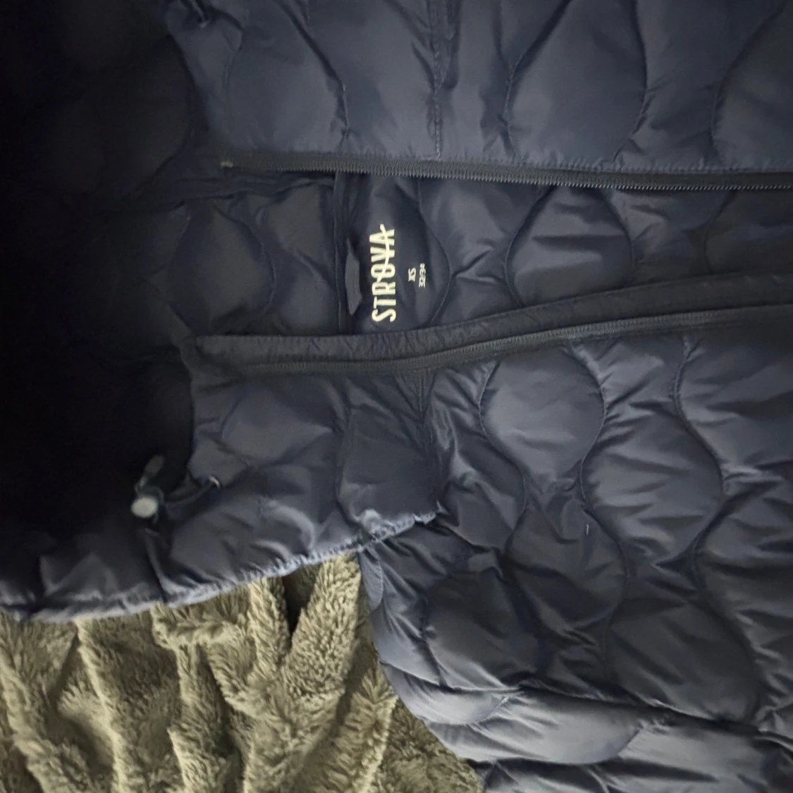 Mörkblå pufferjacka från STRÖVA - 1