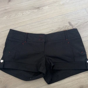 svarta lågmidjade mini skorts från 2000s  - dom passar storkek small, har en fin design inuti. pris kan diskuteras 💗kan skicka mer bilder eller videos !