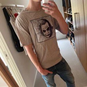 Limitato T-shirt 🍾 - Tjena, säljer denna riktigt feta Limitato T-shirten, skicket är väldigt fint, bara lite skrynklig. Storlek L, killen på bilden är 180 cm, sitter då lite stort. Släng iväg ett dm för frågor! 🙌🍾