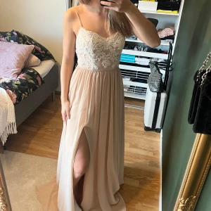 ljusrosa långklänning 🩷 - Säljer denna super söta långklänningen från Dressroom Linné. Klänningen har spetsdetalje upptill och smala axelband. Denna har bara använts en gång och känner nu att det är dax att sälja!💕💕