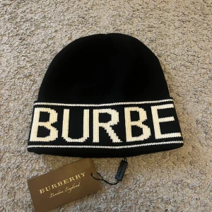 Burberry mössa  - Burberry mössa svart med vit tryck helt ny hör av er vid minsta funderingar 
