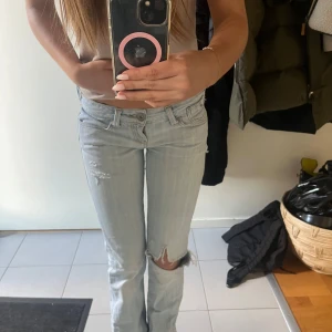 Ljusblå bootcut jeans - ljusblå lowrise bootcut jeans, jättesnygga! mått: midja 37 innerben 81. som ni ser är de utsydda men går lätt att ta bort 💕
