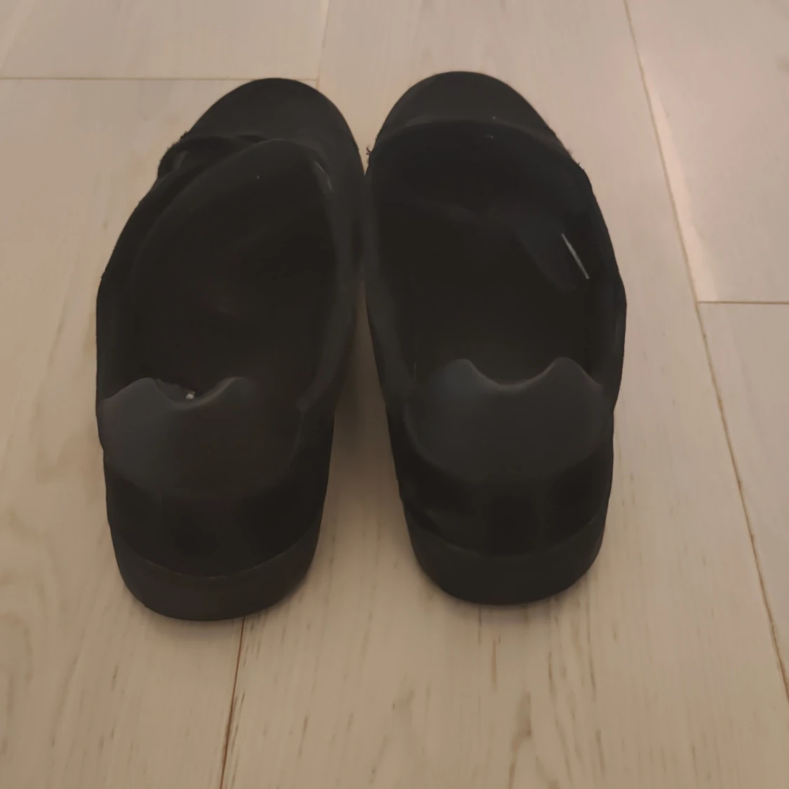 Svarta lejonsneakers från skopunkten - 1