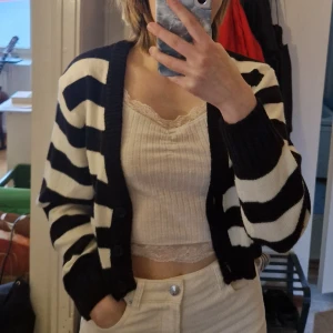 Svartvit randig kofta från H&M - Säljer en svartvit randig kofta från H&M Divided i storlek S. Koftan är croppad med långa ärmar och lite oversized. Kan snyggt bäras både knäppt eller öppen. Skriv vid frågor!✨️ Samfraktar gärna så kika in mina andra inlägg!✨️