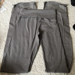 Grå mjukisbyxor från Nelly - Säljer ett par grå mjukisbyxor från Nelly i supermjuk bomullskänsla. Byxorna har bred resår i midjan och raka ben med avslappnad passform. Perfekta för en chill dag hemma eller till vardagslooken.