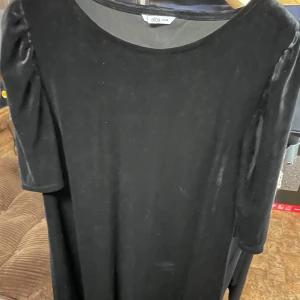 Ellos sammetsklänning stl 46 48 - Säljer en svart långklänning i sammet från Ellos i storlek 46-48. Klänningen har rund halsringning och långa ärmar med lätt puff vid axlarna. Perfekt för dig som gillar en klassisk och elegant stil.