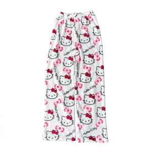 Hello Kitty mjukisbyxor i fleece - Supermysiga vita mjukisbyxor med Hello Kitty-motiv och rosa detaljer. Byxorna har resår i midjan så passar alla storlekar