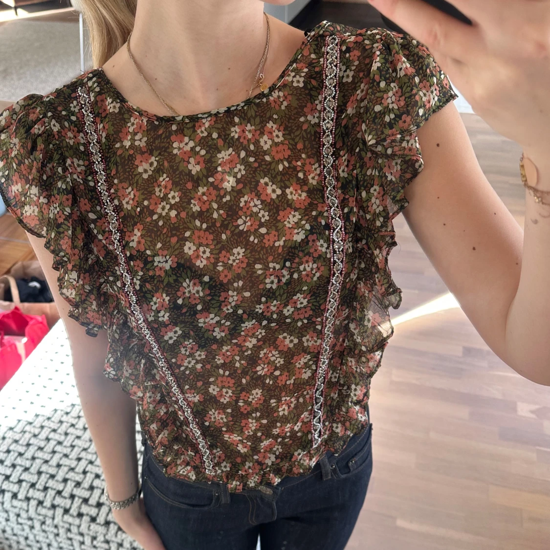 Blommig volangblus med spetsdetaljer