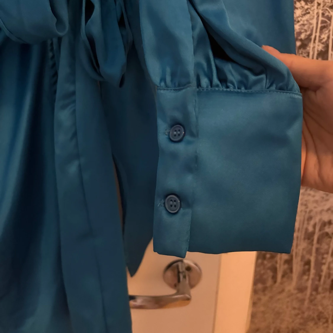 Blå omlottklänning med knytband - 3