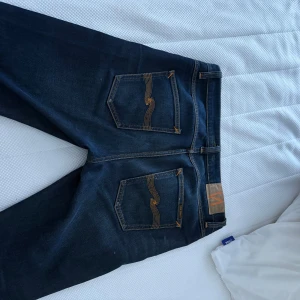 Nudie Jeans Mörkblå - Säljer ett par mörkblå jeans från Nudie Jeans i nyskick, passar ej mig längre. W29 L32