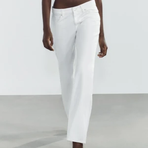 Lågmidjade vita jeans - Säljer ett par vita jeans från Zara som är helt slutsålda i denna storlek! Modellen heter ”jeans trf wide leg låg midja” och är sååå snygga nu till vår och sommar💞helt nya med prislapp kvar