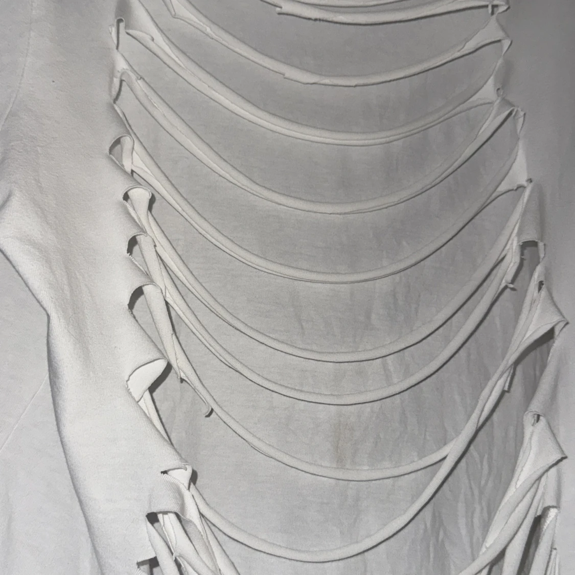 Vit t-shirt med slitsad rygg - 2