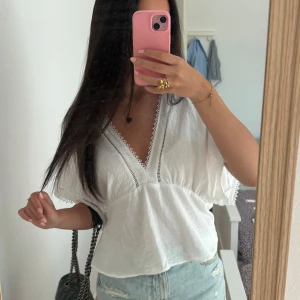Vit blus zara - Säljer denna superfina blusen från sommarn som va sjukt populär!!! Den är helt slutsåld och säljs ej längre!!🌸🌸🌸❤️❤️❤️