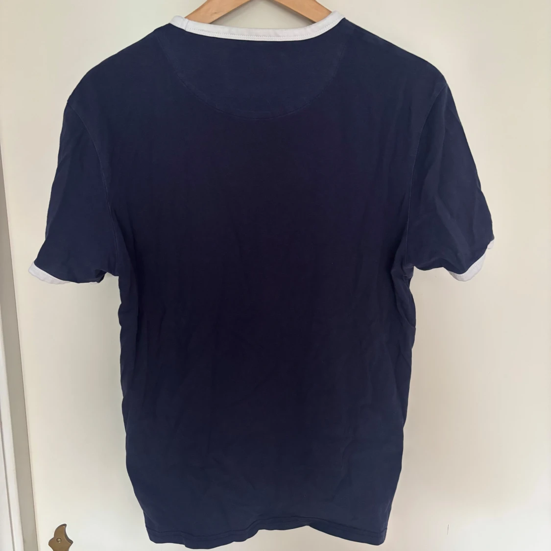 Mörkblå t-shirt med vit kant från Lyle & Scott - 1