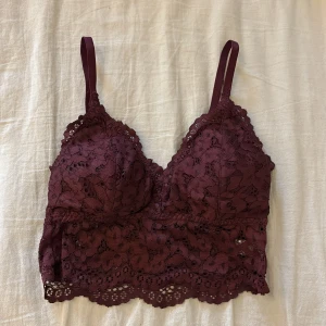 Vinröd spets bh  - Superfin spets bh. Endast testad… säljer den då den är för liten. Passar en xs-xxs även om den står som s.