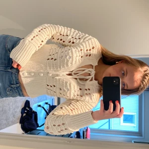 Stickad tröja från Zara - Säljer en unik stickad tröja från Zara med knytning! Knappt använd och i storlek S