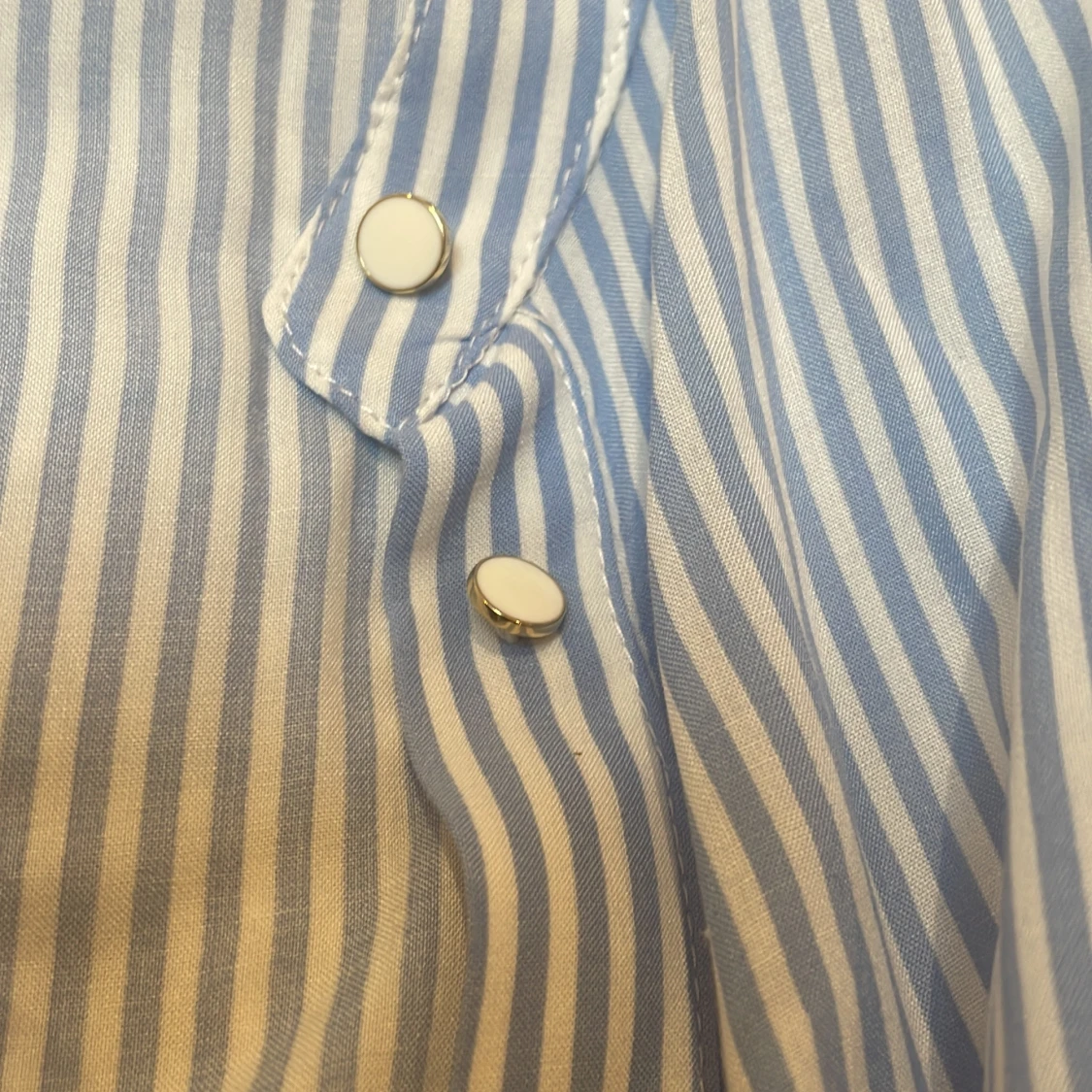 Blårandig blus med volang från Zara Basic - 3