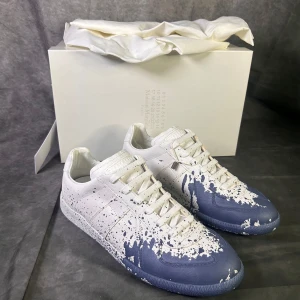 Helt nya Maison margiela gats paint splatter - HELT NYA | Size 40 men passar även 41 |  Allt og medföljer | fraktar spårbart inom 24 timmar med PostNord eller instabox | sällsynt modell