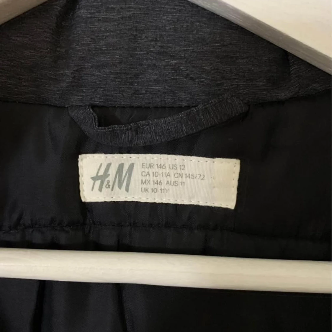 Mörkgrå vadderad jacka från H&M - 1