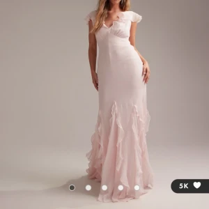 Rosa balklänning - Säljer denna superfina ljusrosa balklänningen från Asos. Den är i storlek 36. Klänningen är helt oanvänd, med prislapp kvar för att jag köpte flera klänningar till balen men hann inte skicka tillbaka dem…💕 Skriv om du har frågor/vill ha fler bilder! Klänningen är slutsåld i alla storlekar förutom  en storlek. Den köptes för 1600kr och därför vill jag helst inte gå ner för mycket i pris då den är helt oanvänd, köpt för ca 3 veckor sen och har kvar prislappen🩷