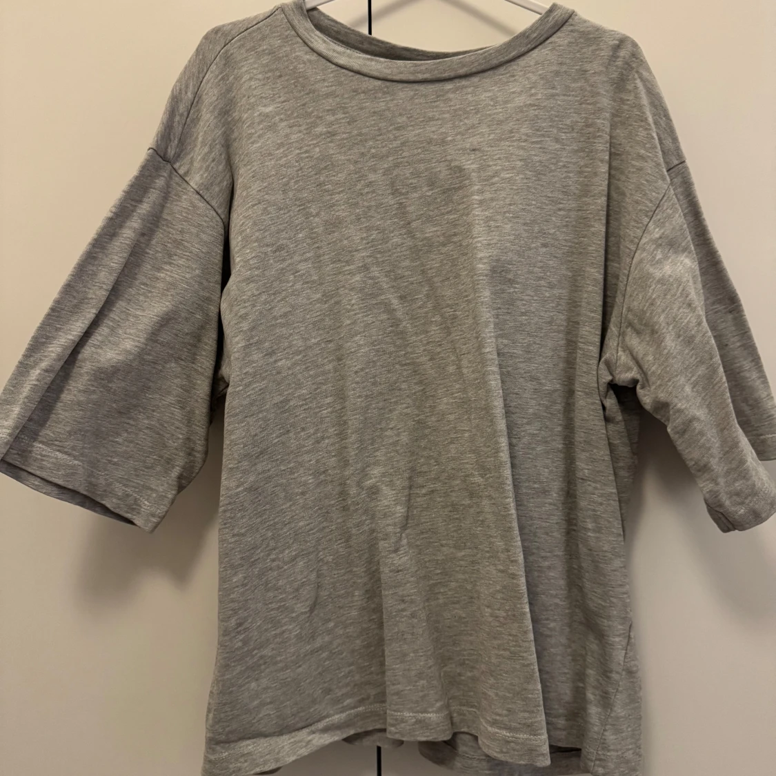 Grå t-shirt med vida ärmar från 157