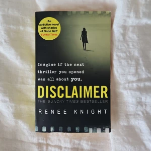Disclaimer - Spännande thrillerroman på engelska av Renee Knight. Boken handlar om Catherine som hittar en roman vid sin säng och inser att den avslöjar hennes mörkaste hemlighet. Perfekt för dig som gillar psykologiska thrillers med oväntade vändningar.