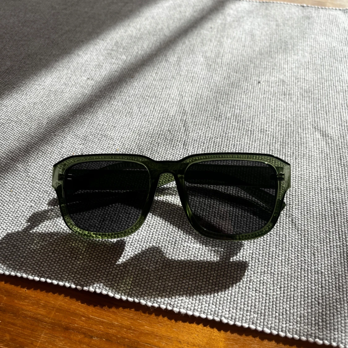 Gröna solglasögon med svart fodral - 1