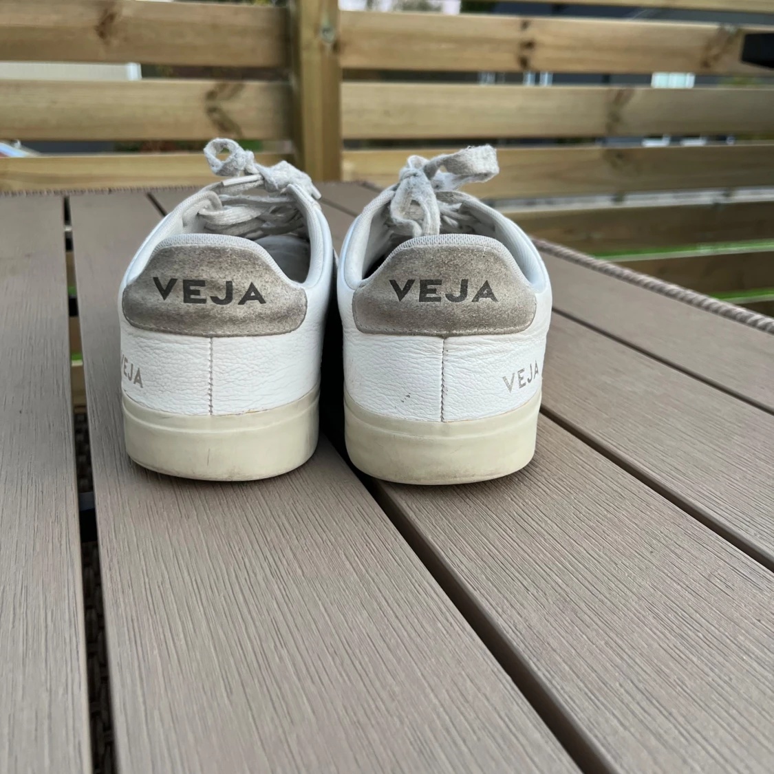 Vita sneakers från Veja med beiga detaljer - 3