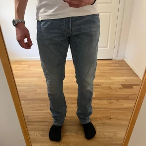 Replay jeans storlek 34 - Säljer dessa riktigt snygga jeans ifrån replay i topp skick⭐️ storleken är 34/34 och färgen är ljusblå🙌 bara att höra av sig vid minsta fråga eller fundering😊