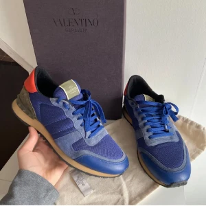 Valentino Rockrunner sneakers  - Säljer ett par Valentino Rockrunners, väldigt sköna nu till sommaren. Pris kan diskuteras vid snabb affär.