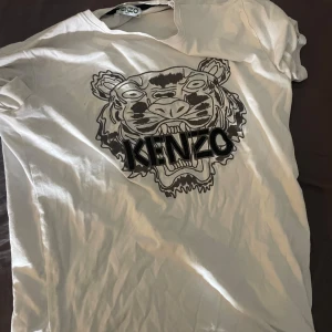 Kenzo T-Shirt - Använd tiotals gånger är i OK skick skulle säga 7,5/10. Pärlorna har åkt av. i tvätten för länge sen.
