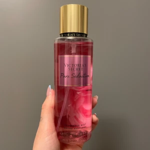 Victoria's Secret body mist - En rosa body mist från Victoria's Secret med doften Pure Seduction. Perfekt för dig som gillar fruktiga och blommiga dofter. Denna är helt oanvänd.