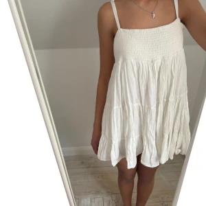 Vit Zara klänning - Jättefin vit Zara klänning💗fint skick