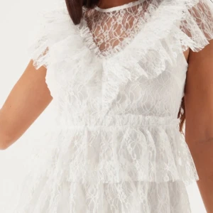 Vit spetsklänning - Gör en intressekoll på denna superfina studentklänning från bubbleroom. Helt ny med lappen kvar, endast testad! Skriv för egna bilder!! Nypris 899kr 