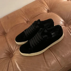 Svarta Tom Ford skor - Säljer ett par svarta Tom Ford skor i bra skick, väldigt eftertraktade skor som är svåra att få tag på! Vid snabb och smidig affär kan pris diskuteras! Mvh 