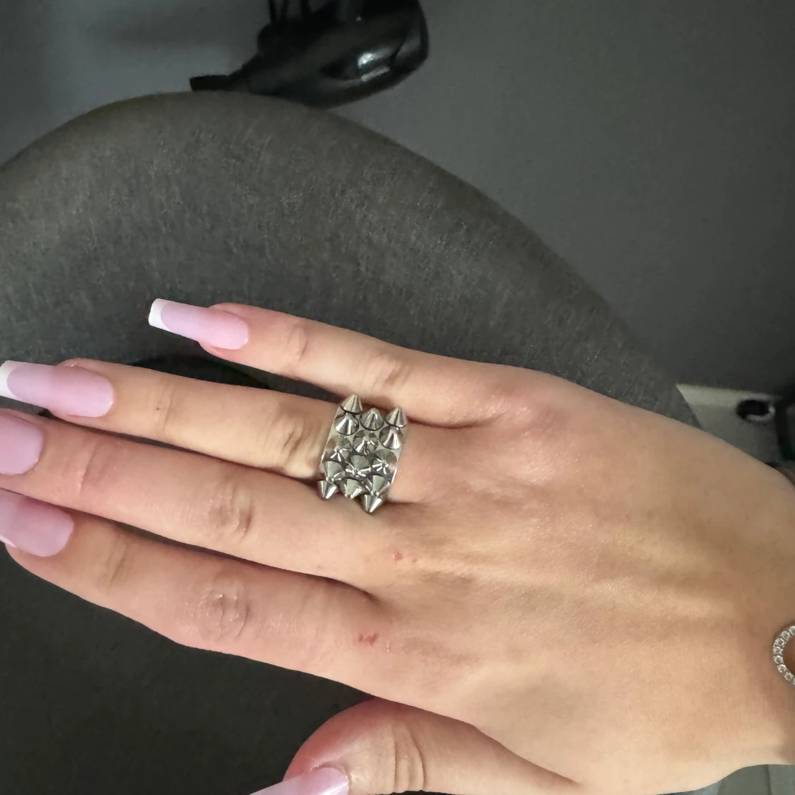 Silvrig ring med nitar - 1