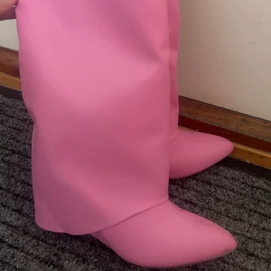 Rosa boots - Säljer dessa söta rosa boots, väldigt bekväma, inte alls jobbiga att gå i!