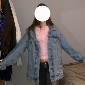 Oversized jeansjacka Zara - Säljer en oversized ljusblå jeansjacka från zara köpt för 499kr med klassisk krage och knäppning framtill. Jackan har två bröstfickor med lock och knappar samt sidofickor. Perfekt för en avslappnad och trendig look. Jag säljer då den pga att den är för oversized på mig som är 165. 