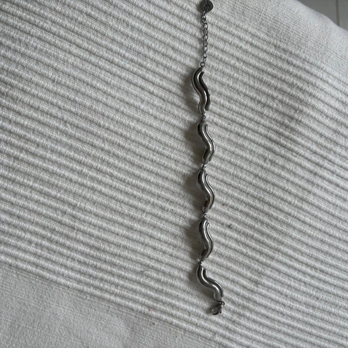 Silverfärgat armband med vågformade länkar - 4