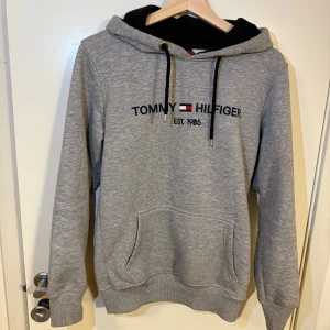 Tommy Hilfiger hoodie – knappt använd! - Säljer en stilren hoodie från Tommy Hilfiger i storlek XS. Den har bara använts ca 8–9 gånger och är i väldigt fint skick. Fick den i julklapp men den kommer tyvärr inte till användning. Funkar både för Men och kvinnor. Nypris ca 1500 kr, säljer nu för endast 449 kr – priset kan diskuteras.  Jag har även en likadan hoodie i svart (också i fint skick). Om du vill ha båda kan du få dem för 750 kr totalt! Skriv gärna om du vill ha fler bilder eller vill slå till direkt!