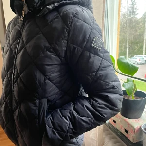 Gant jacka dam - Gang jacka svart , använd 1 gång. Perfekt i regn väder eller vår/höst väldigt fin samt tight i midjan.