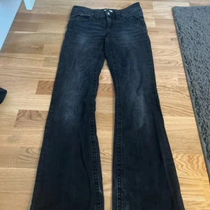 Svarta bootcut jeans från Gina Tricot - Snygga lågmidjade jeans, dom är bootcut i storlek 158. Mycket bra skick, inte andvänt så men 